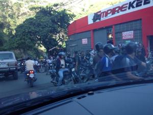 Motorizados rodean concesionario de Empire tras anuncio de Maduro (FOTO)