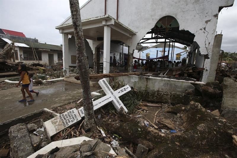 Tifón Haiyan dejó más de 5.600 muertos en Filipinas