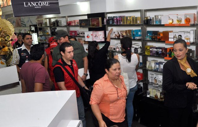 Ministras supervisan ajustes de precios en el Sambil de Margarita