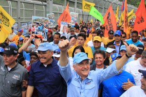 Ledezma e Ismael arrancan su campaña electoral con masiva caminata por Caricuao