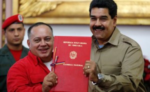 Maduro lanza sus primeras leyes en el fragor de la campaña electoral