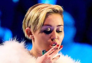 Autoridades holandesas investigan si Miley Cyrus fumó un porro en los EMA’S 2013