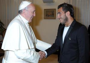 Papa recibe camisa firmada por Tévez (Fotos)