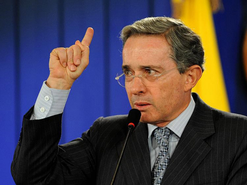 Uribe acusa a Santos de vender una Colombia “virtual”