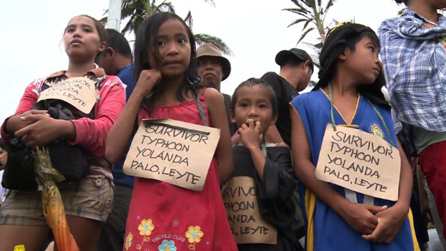 Evacúan supervivientes del tifón Haiyan (Video)