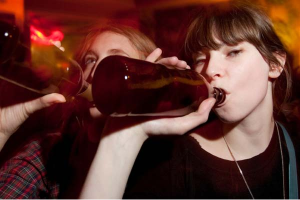 ¿La frustración por la monogamia aumenta nuestro consumo de alcohol?