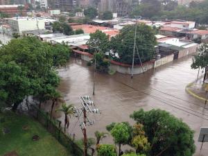 Protección Civil auxilia a 50 familias afectadas por las lluvias en Barquisimeto