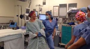 Ella bailó en el quirófano antes de su doble mastectomía (Video)