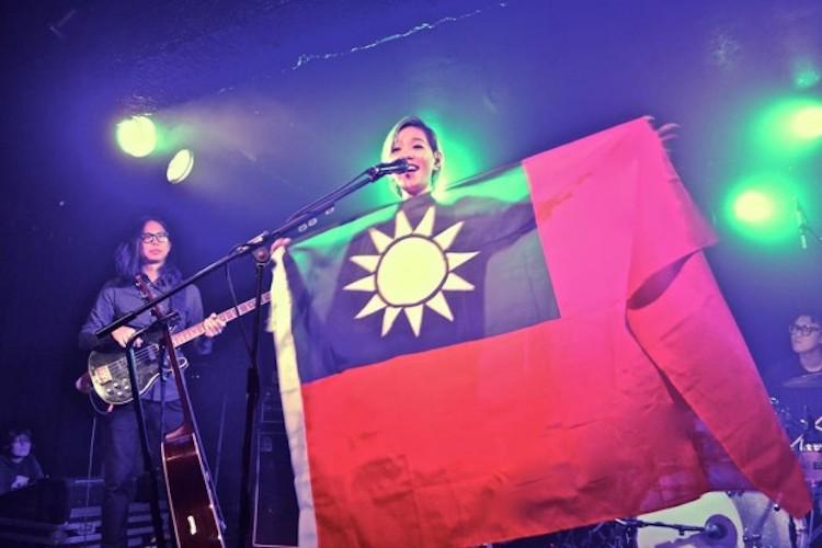 China cancela un concierto por mostrar la cantante una bandera de Taiwán