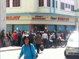 Decenas de personas hacen cola en Dorsay (Fotos)
