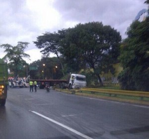 Gandola encunetada en Los Ruices genera fuerte cola en la autopista Francisco Fajardo