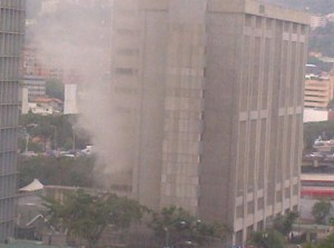 Incendio en la torre IBM en Chuao sin víctimas (Foto + Video)