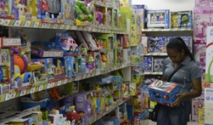 Comercios venden juguetes de 2012 y esperan mercancía