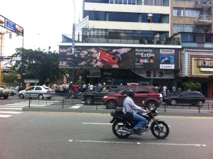 Compradores se aglomeran frente a locales de electrodomésticos en Chacao