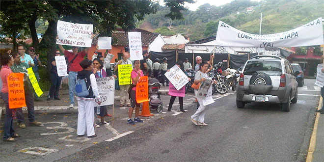 Vecinos de Loma Linda protestan frente a la Alcaldía de El Hatillo
