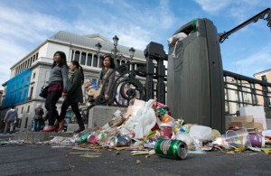 Huelga de barrenderos deja las calles de Madrid cubiertas de basura (Fotos)