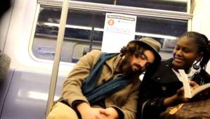 ¿Qué harías si se quedan dormido encima tuyo en el metro? (Video)