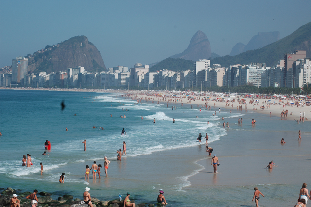Cientos de policías cuidarán playas de Río de Janeiro tras robos de pandillas
