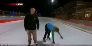 Reportera se da tremenda matada cubriendo evento en pista de hielo (Video)