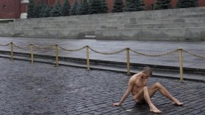 Ruso protesta clavando sus ¡genitales en el piso! (Foto)