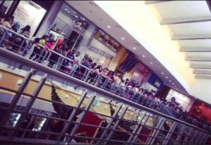 Decenas de personas en cola para entrar a una tienda del Sambil (Foto)