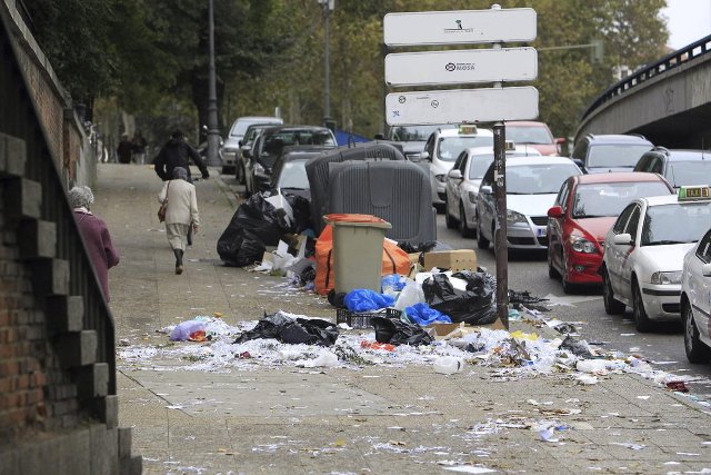 La basura se acumula en calles de Madrid por huelga del sector de limpieza
