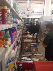 Así se encuentra la cola para pagar en un supermercado de la Boyera (Foto)