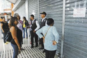 Trabajadores de tiendas recriminan detención injusta de gerentes