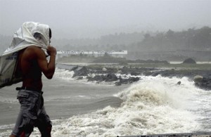 Cruz Roja filipina calcula que unas mil 200 personas murieron por el tifón