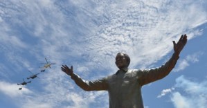Una escultura de 11 metros recuerda el compromiso de Mandela con la educación