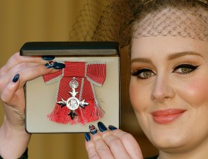 Adele recibe la Orden del Imperio Británico (Fotos)