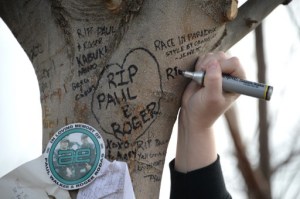 Miles homenajean a Paul Walker en el lugar donde falleció (Fotos)