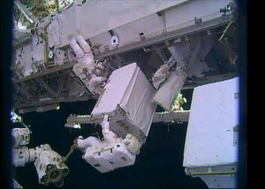 Astronautas reparan falla en estación espacial en víspera de Navidad (Foto)