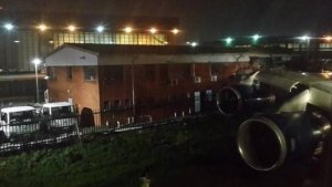 Un avión chocó contra un edificio del aeropuerto de Johannesburgo (Foto y Video)