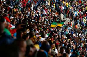 Rául Castro, ovacionado en el estadio de la ceremonia religiosa de Mandela