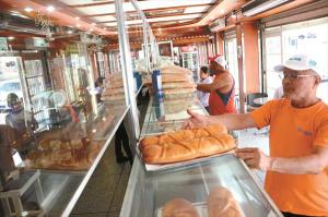 De 45 a 500 bolívares subió el precio del pan de jamón en cinco años