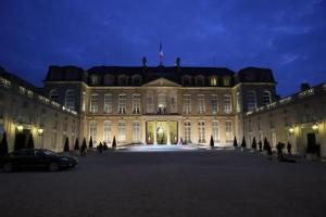 Un hombre trata de forzar con su automóvil la reja del palacio presidencial francés