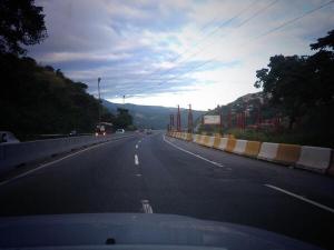 Así amaneció hoy la autopista Caracas – La Guaira (Foto)