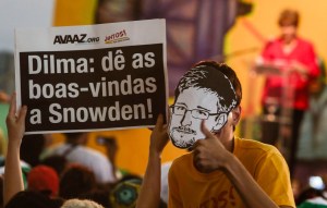 Con máscaras de Snowden piden a Rousseff que Brasil le dé asilo (Fotos)