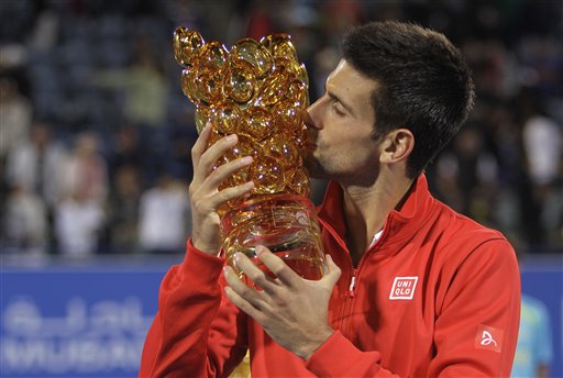 Djokovic abre la temporada con un título en Abu Dabi