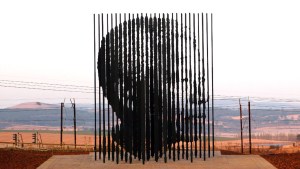 Espectaculares homenajes a Nelson Mandela (Fotos)