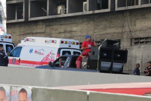 Militantes del Psuv hacen campaña frente a centro de votación (Foto)