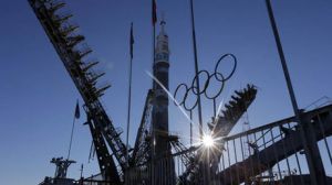 Un relevista de 101 años porta la antorcha olímpica de Sochi