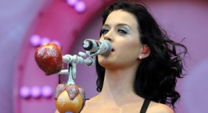 Katy Perry es abucheada por hacer “playback” y olvidarse de la letra (Video)