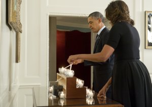 Los Obama rinden homenaje a fallecidos en masacre de Newtown