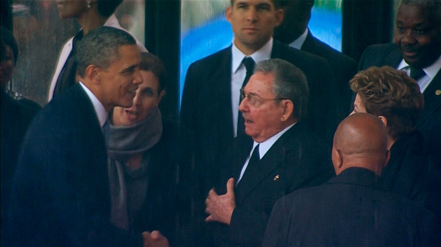 Obama y Raúl Castro se dan la mano en el funeral de Mandela (Fotos y Video)