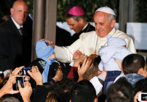 El Papa visita a niños en hospital de Roma (Fotos)