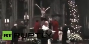 Se sube en topless a un altar durante la misa de Gallo (Video)