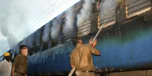 Al menos 26 muertos en incendio en un tren en el sur de la India