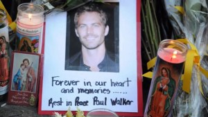 Flores y velas para Paul Walker (Video)